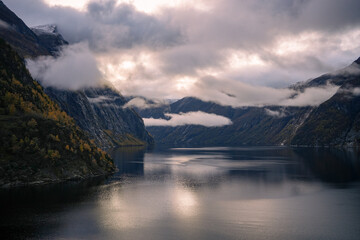 Obraz premium Morgenstimmung bei der Einfahrt in den Geiranger Fjord