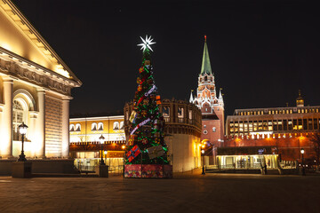 Fototapeta na wymiar Sapozhkovaya or Sapozhkovskaya Square with a view of the Kremlin, Kutafya Tower, the Manege building and the Christmas tree at night. Moscow, Russia