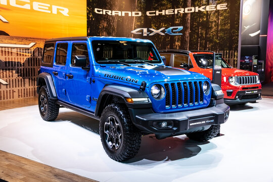 Jeep Wrangler 4xE Rubicon plug-in hybrid SUV car (2023).