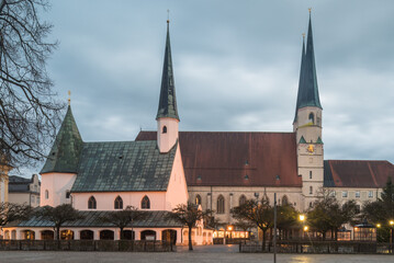 Gnadenkapelle am Kapellplatz in Altötting abends