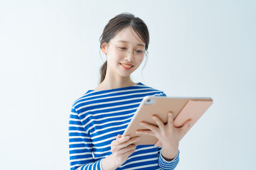 タブレットPCの画面を見る若い女性