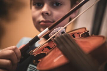 Portret of a boy playing violin.