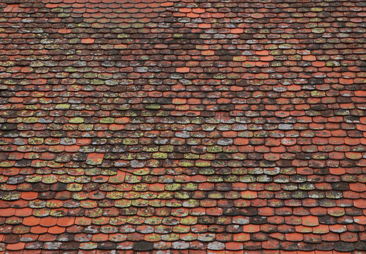 Altes verwittertes Ziegeldach