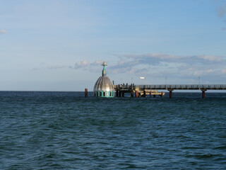 Die Tauchgondel oder Tauchglocke an der Seebrücke in Zingst auf dem Darß
