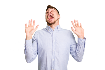 Young caucasian man cut out isolated screaming to the sky, looking up, frustrated.