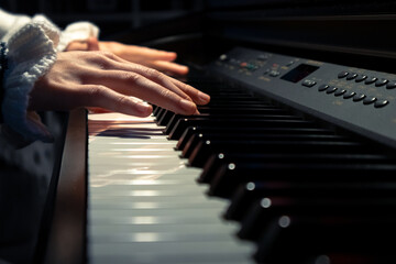 Fototapeta na wymiar Pianist an einem Klavier