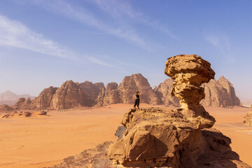 Fototapeta na wymiar Blonde Frau bestaunt Felsformationen in Wadi Rum, Jordanien