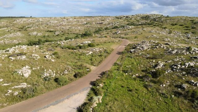 Camino agreste en medio de las sierras pedregosas 
