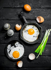 Fried egg with green onions and seasonings.