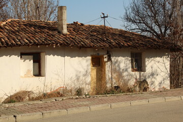 Fototapeta na wymiar An abandoned house in the city of Havza