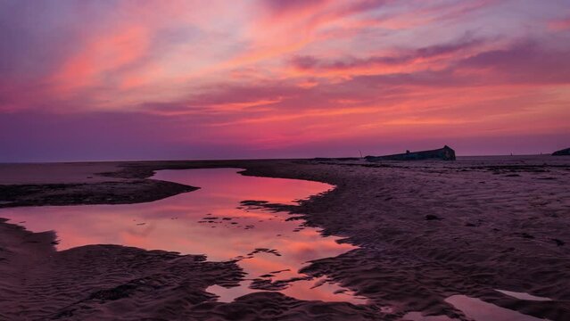 Timelapse coucher de soleil plage mar&eacute;e basse couleurs rose 4K