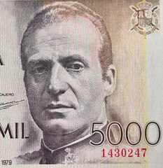 un retrato del Rey de España Juan Carlos en un billete español