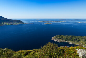 Fototapeta na wymiar Panoramablick vom Gipfel des Sukkertoppen bei Ålesund
