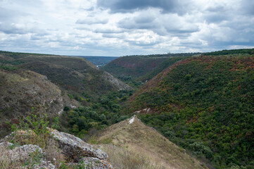Fototapeta na wymiar View of the gorge on a cloudy autumn day