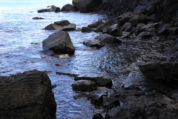 海と岩場