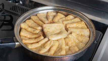 油揚げを煮る｜和食の調理シーン