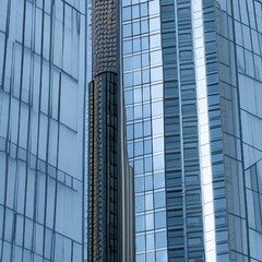 Fototapeta premium Des grattes-ciels en verre, par une journée ensoleillée vue de près.