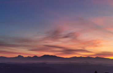 Rosso tramonto di sera sulle montagne dell’Appennino