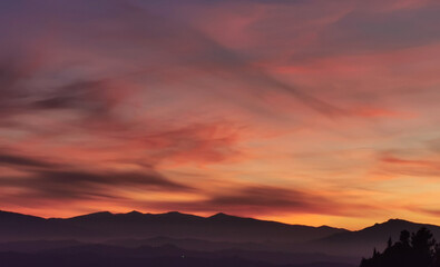 Rosso tramonto di sera sulle montagne dell’Appennino