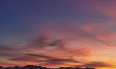 Rosso tramonto di sera sulle montagne dell’Appennino