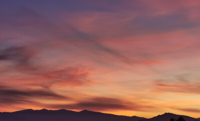 Rosso tramonto di sera sulle montagne dell’Appennino