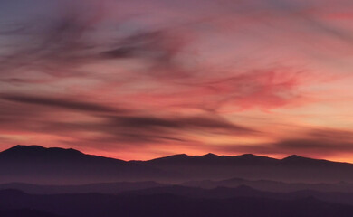Fototapeta na wymiar Rosso tramonto di sera sulle montagne dell’Appennino