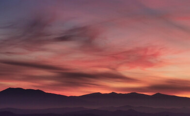 Rosso tramonto di sera sulle montagne dell’Appennino