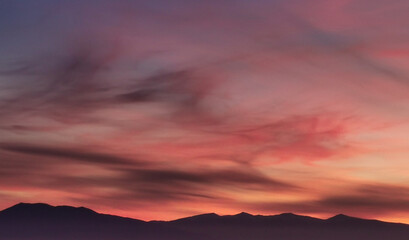 Rosso tramonto di sera sulle montagne dell’Appennino