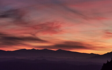 Rosso tramonto di sera sulle montagne dell’Appennino