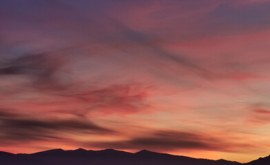 Rosso tramonto di sera sulle montagne dell’Appennino