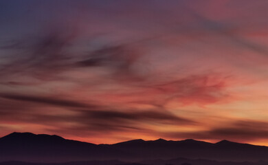 Fototapeta premium Rosso tramonto di sera sulle montagne dell’Appennino