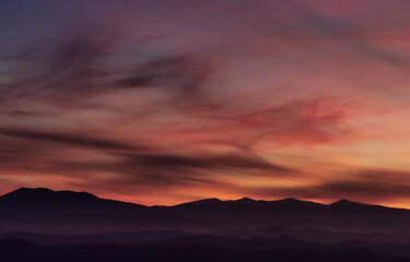 Rosso tramonto di sera sulle montagne dell’Appennino