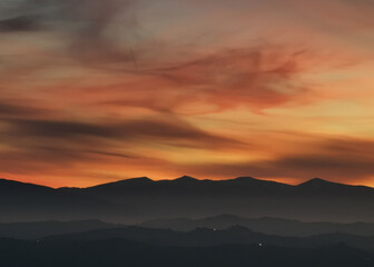 Rosso tramonto di sera sulle montagne dell’Appennino