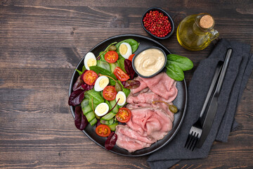 healthy lunch keto diet roast beef with spinach salad and quail eggs 