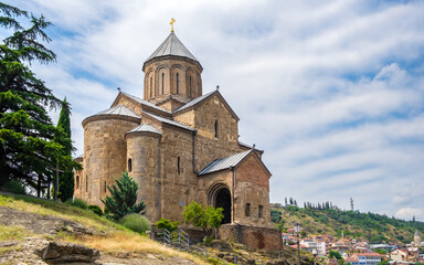 Metekhi church in old town of Tbilisi, Georgia. Virgin Mary Assumption Church of Metekhi is Georgian Orthodox Christian church on bank of river Kura © Julia Lavrinenko