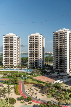 Man&Acirc;&nbsp;highlining&Acirc;&nbsp;between skyscrapers, Olympic Village, Barra&Acirc;&nbsp;Da&Acirc;&nbsp;Tijuca, Rio&Acirc;&nbsp;de&Acirc;&nbsp;Janeiro, Brazil