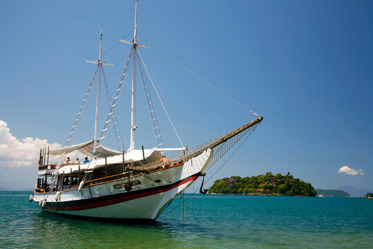 Schooner cruising between the different beaches and islands around Parati, Rio de Janeiro State, Brazil.