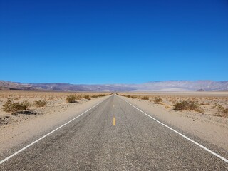 Fototapeta na wymiar Highway in Death Valley, USA