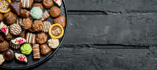 Obraz na płótnie Canvas Chocolates on the tray.
