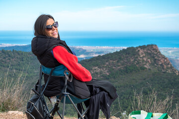 Joven excursionista disfrutando de las vistas de Sagunto desde la Sierra Calderona (Valencia)