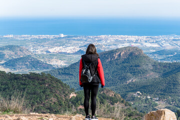Obraz premium Joven excursionista disfrutando de las vistas de Sagunto desde la Sierra Calderona (Valencia)