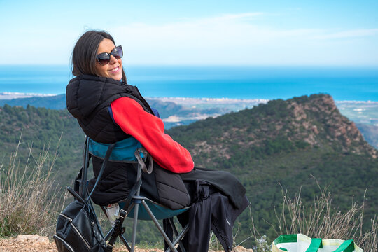 Joven excursionista disfrutando de las vistas de Sagunto desde la Sierra Calderona (Valencia)