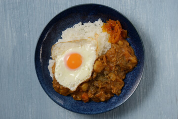 真上から見た目玉焼き乗せカレーライス