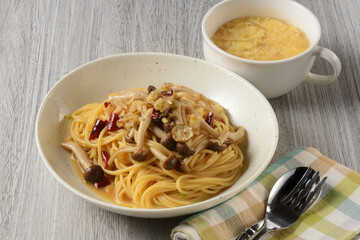 きのこの和風スパゲッティと卵スープのセット