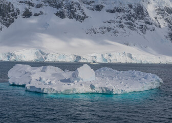 drift ice on the Antarctic sea © Aaron Isla Ulloa