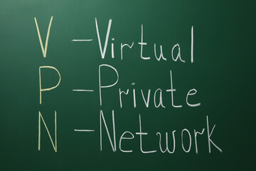 Obraz premium Acronym VPN (Virtual Private Network) written on chalkboard
