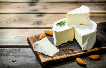 Fototapeta na wymiar Brie cheese with almonds.