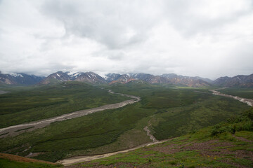 Fototapeta na wymiar cloudy mountain scene in alaska 