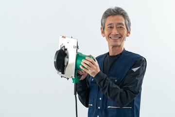 電動丸ノコを持つ職人