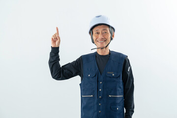 上を指さす職人